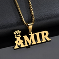 Collier ROI doré personnalisé avec le prénom Amir et motif couronne fond noir