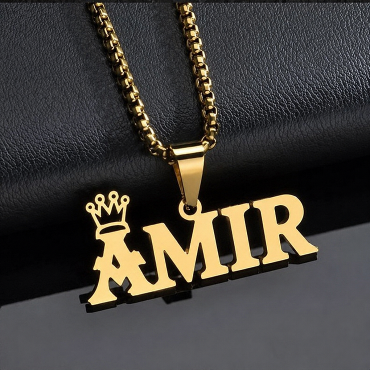 Collier ROI doré personnalisé avec le prénom Amir et motif couronne fond noir