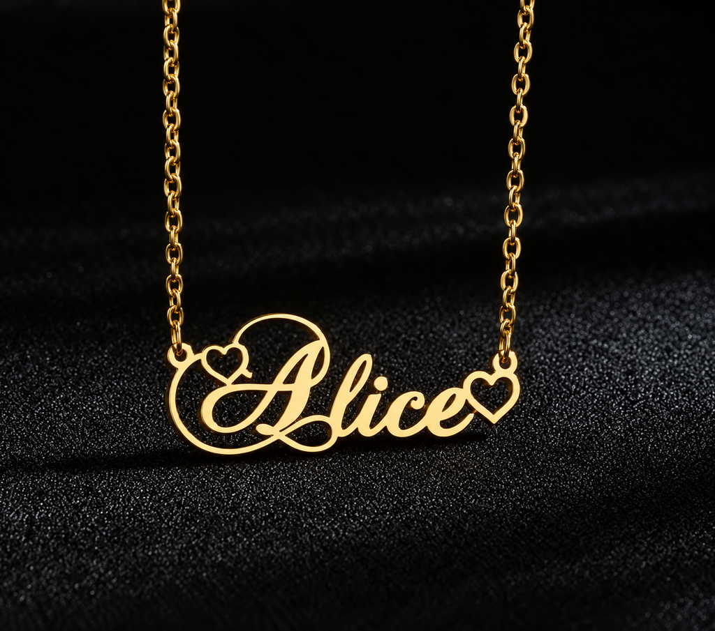 collier prénom personnalisé doré modèle ALICE avec petits cœurs fond noir