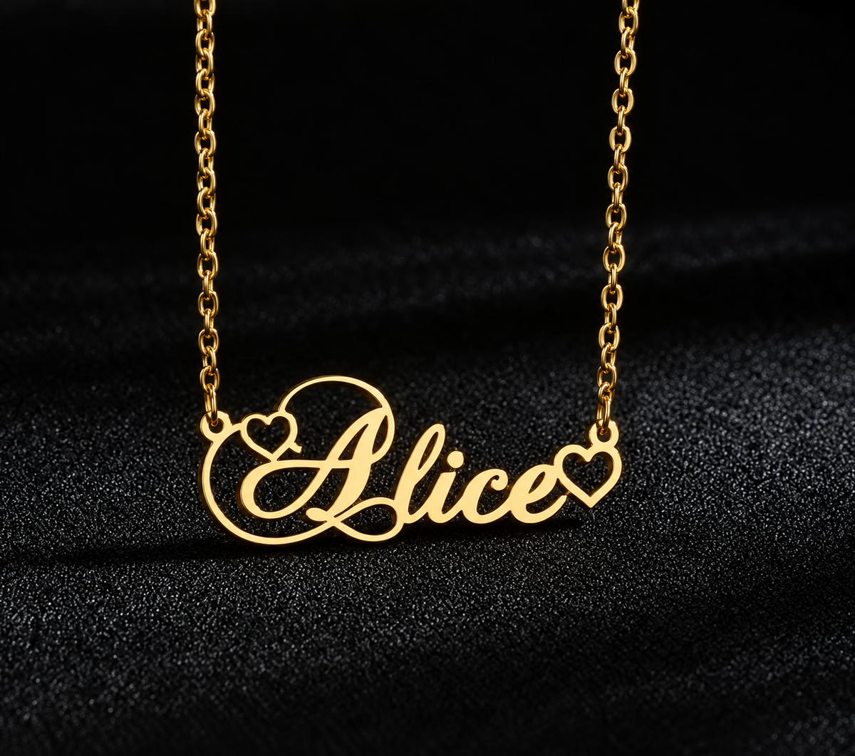 collier prénom personnalisé doré modèle ALICE avec petits cœurs fond noir