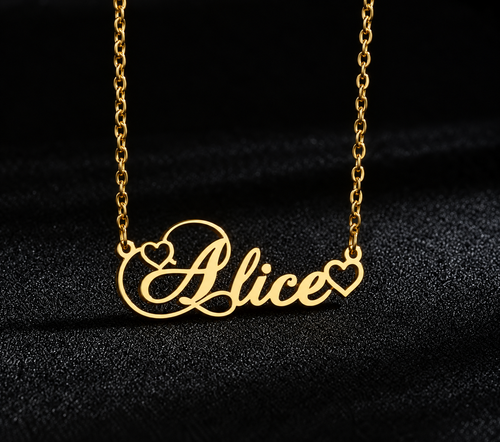 collier prénom personnalisé doré modèle ALICE avec petits cœurs fond noir