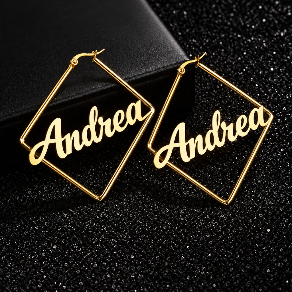 Boucles d’oreilles LOSANGE dorées 4 cm personnalisées avec prénom Andrea fond noir