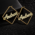 Boucles d’oreilles LOSANGE dorées 4 cm personnalisées avec prénom Andrea fond noir