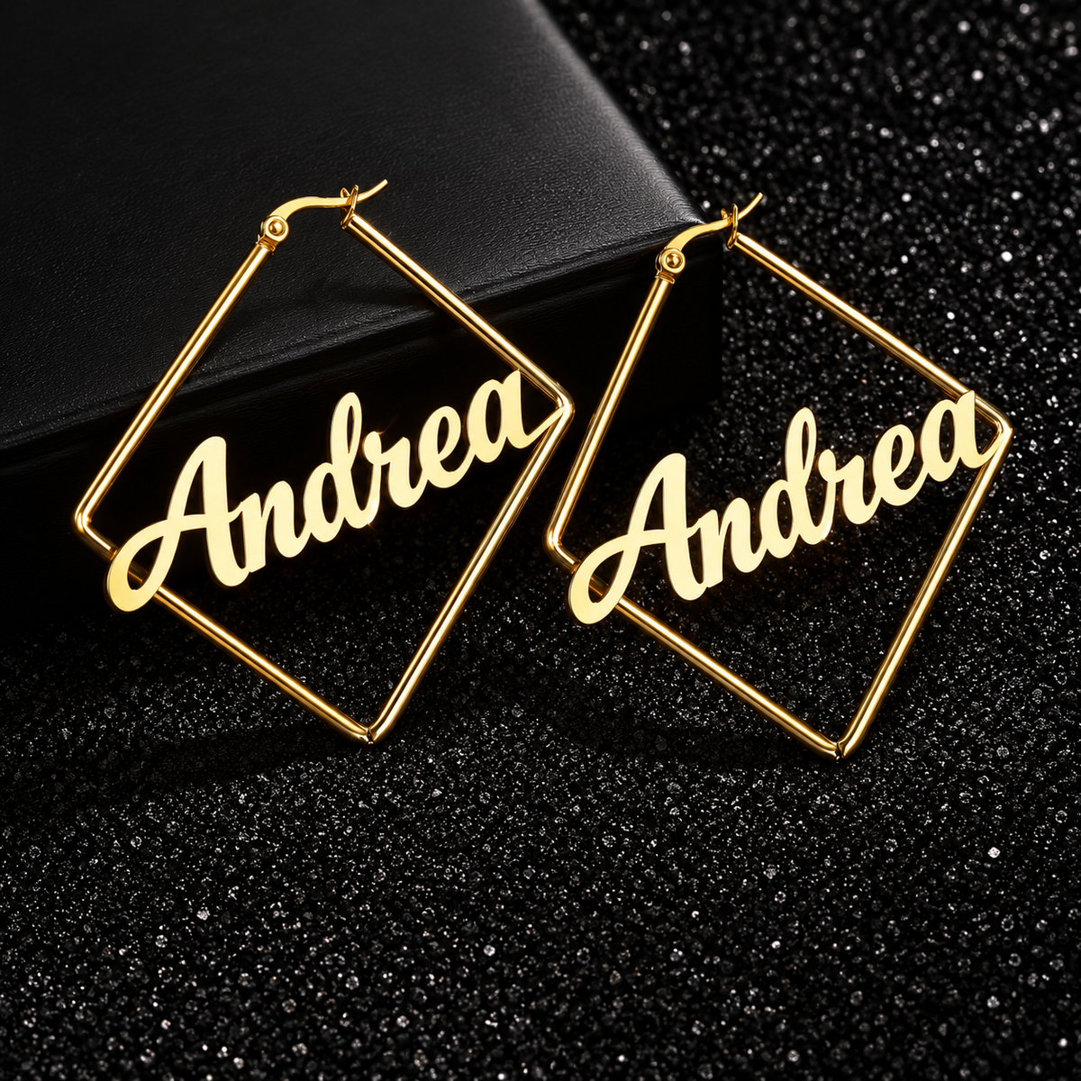 Boucles d’oreilles LOSANGE dorées 4 cm personnalisées avec prénom Andrea fond noir