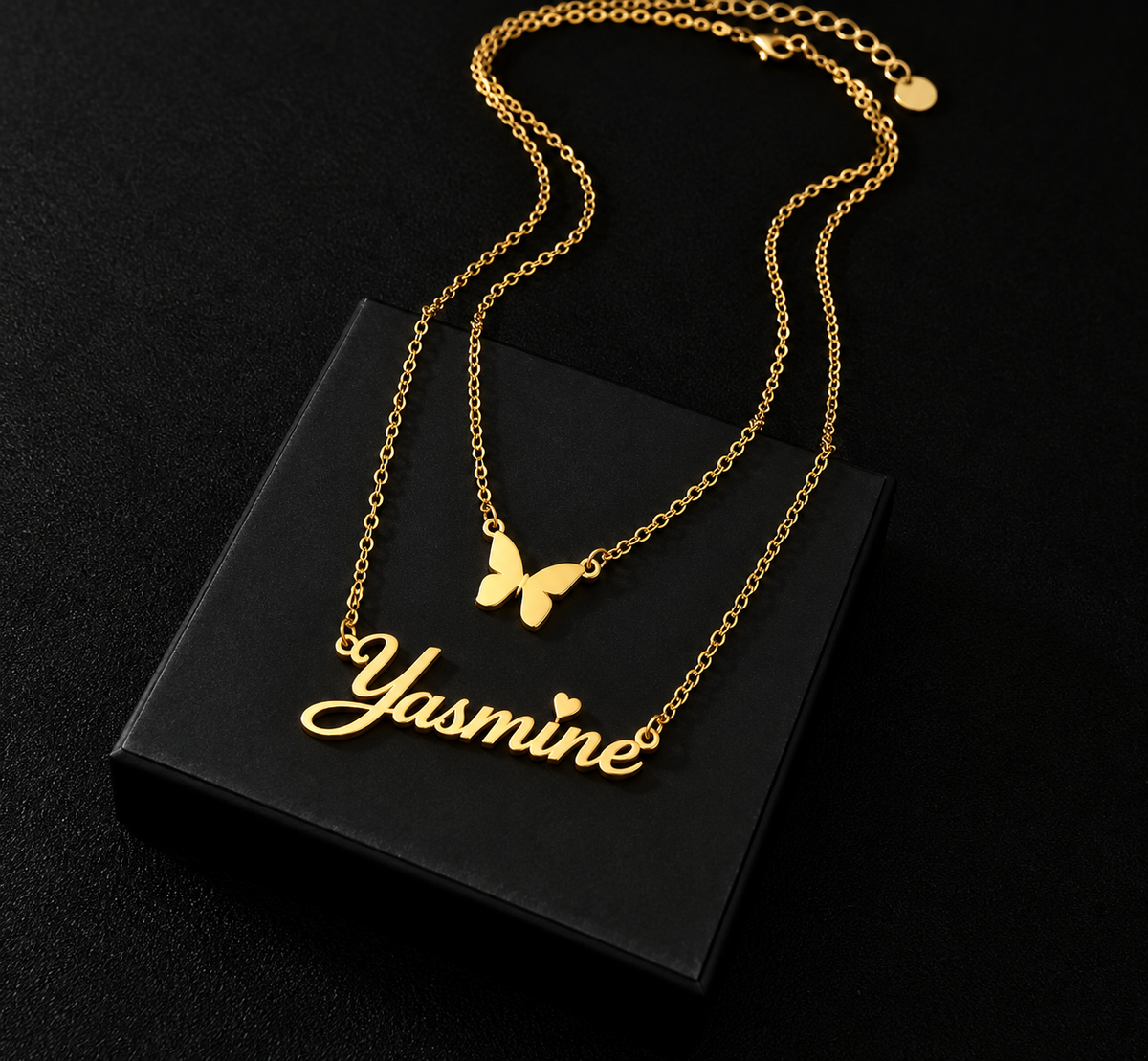 Collier double chaîne TENDRESSE doré personnalisé avec prénom Yasmine et papillon fond noir