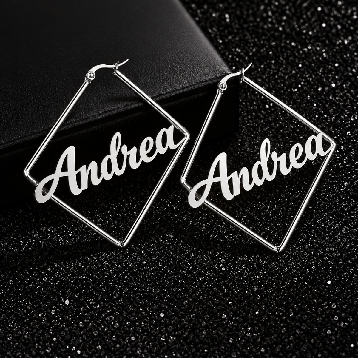 Boucles d’oreilles LOSANGE argenté 4 cm personnalisées avec prénom Andrea fond noir