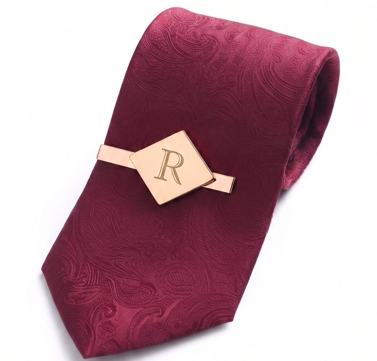 Pince à cravate SIGNATURE dorée personnalisée avec monogramme losange TB sur fond blanc