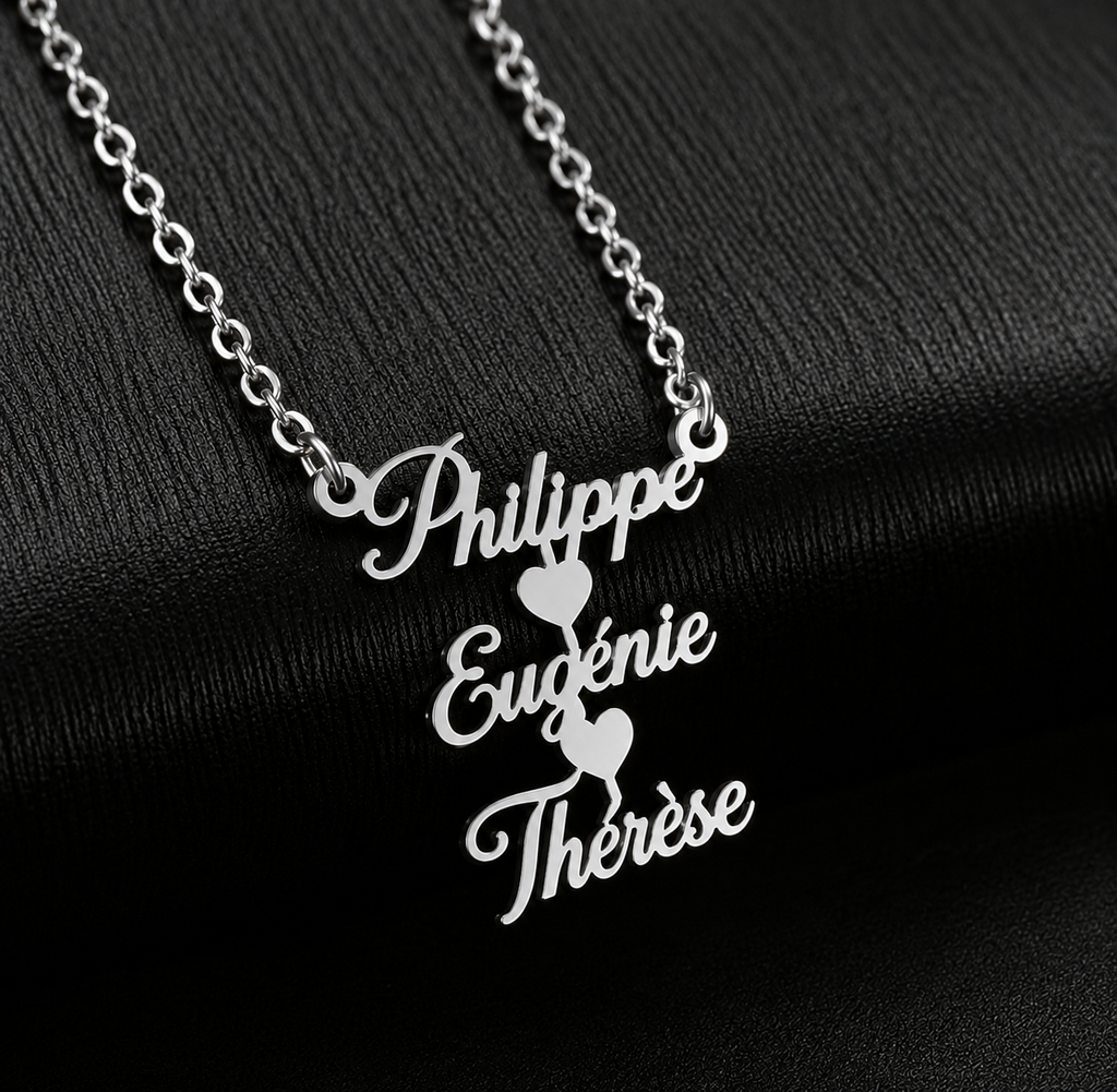 
Collier FRATRIE argenté personnalisé avec trois prénoms Philippe Eugénie et Thérèse porté par une femme FOND NOIR 