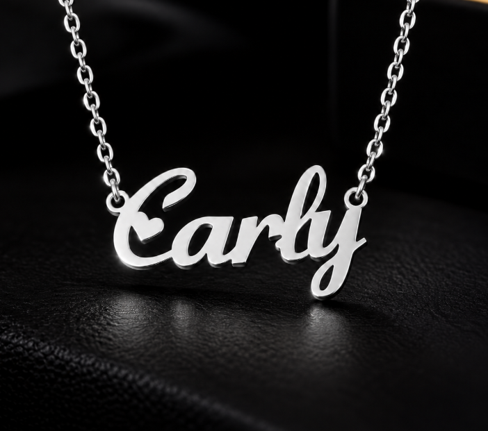 Collier prénom personnalisé enfant avec petit cœur – modèle mixte argenté carly fond noir
