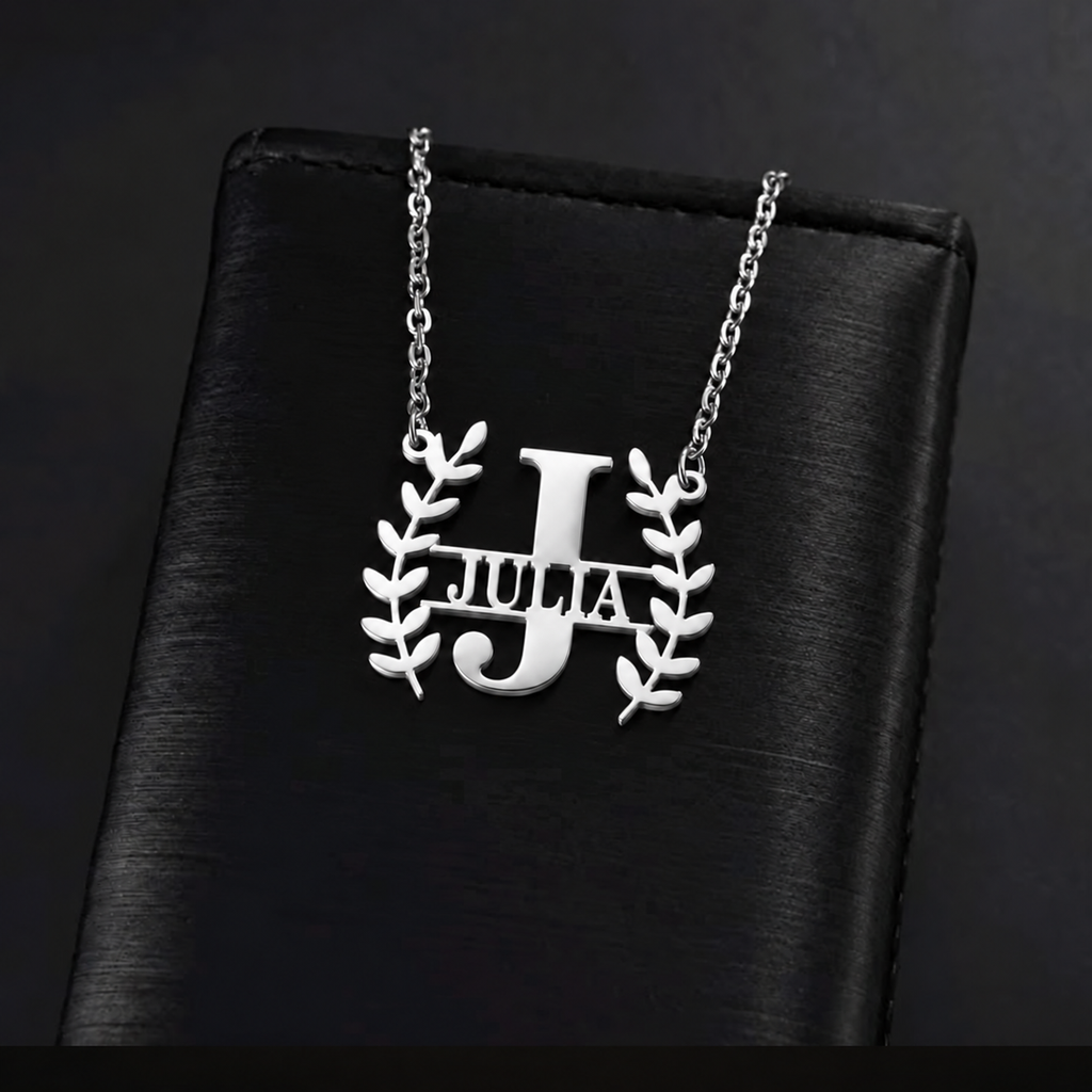 Collier LAURIER argenté personnalisé avec grande initiale J et prénom Julia fond noir