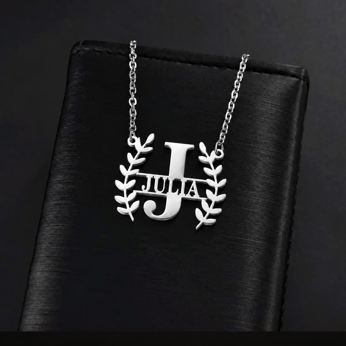 Collier LAURIER argenté personnalisé avec grande initiale J et prénom Julia fond noir