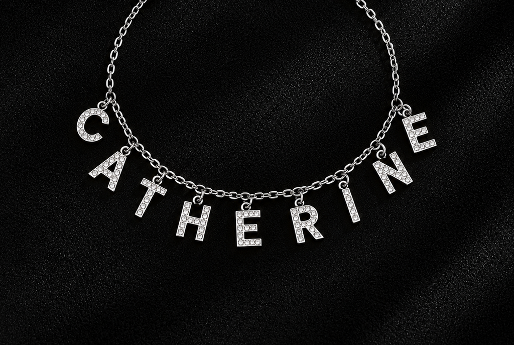 Chaîne de cheville LETTRES PRÉCIEUSES argenté personnalisée avec prénom Catherine et lettres ornées de pierres fond noir