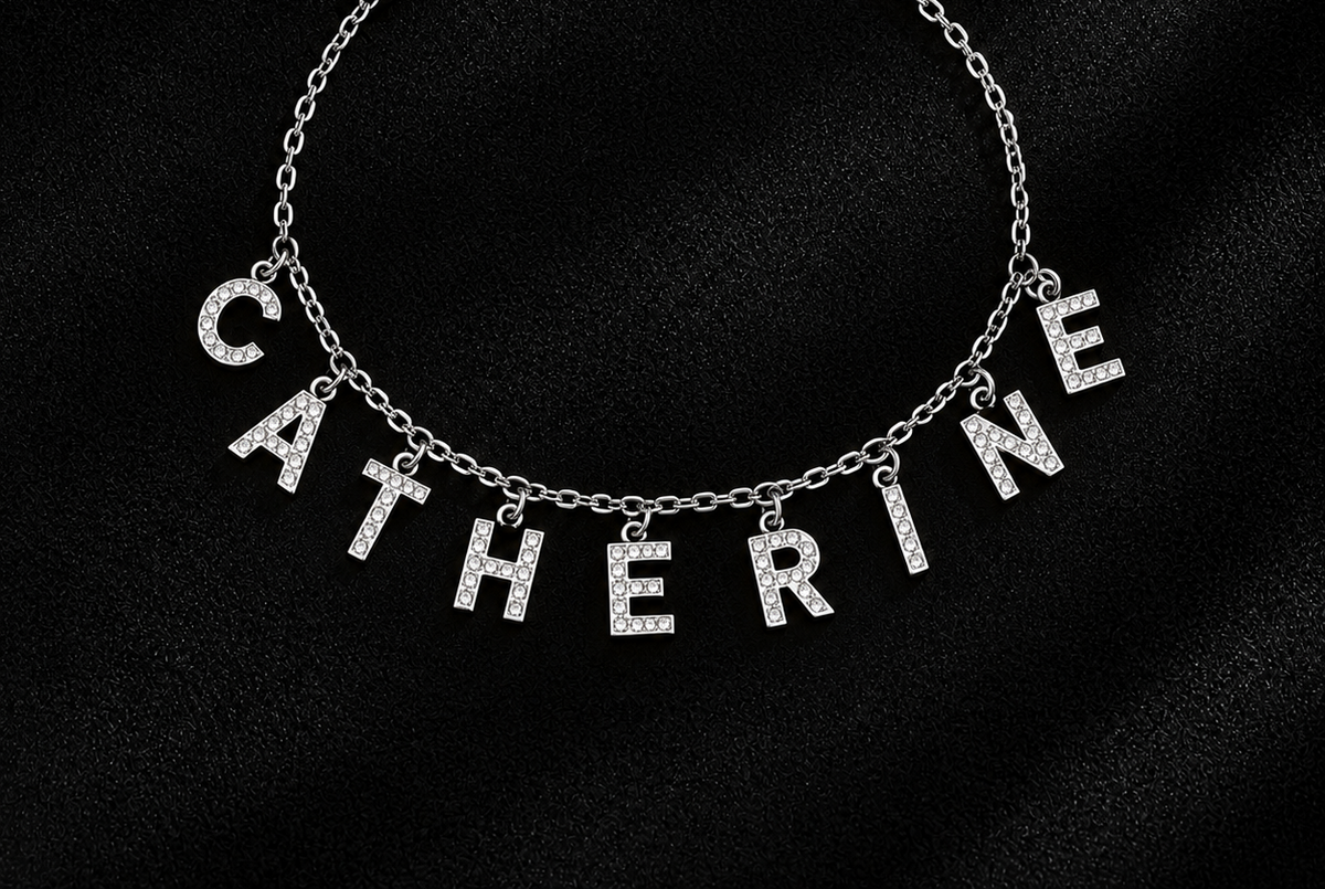 Chaîne de cheville LETTRES PRÉCIEUSES argenté personnalisée avec prénom Catherine et lettres ornées de pierres fond noir