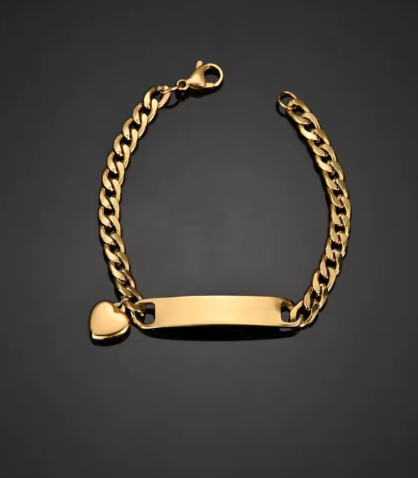 Bracelet CŒUR DE MAMAN doré personnalisé avec prénom Amelie et pendentif cœur fond noir
