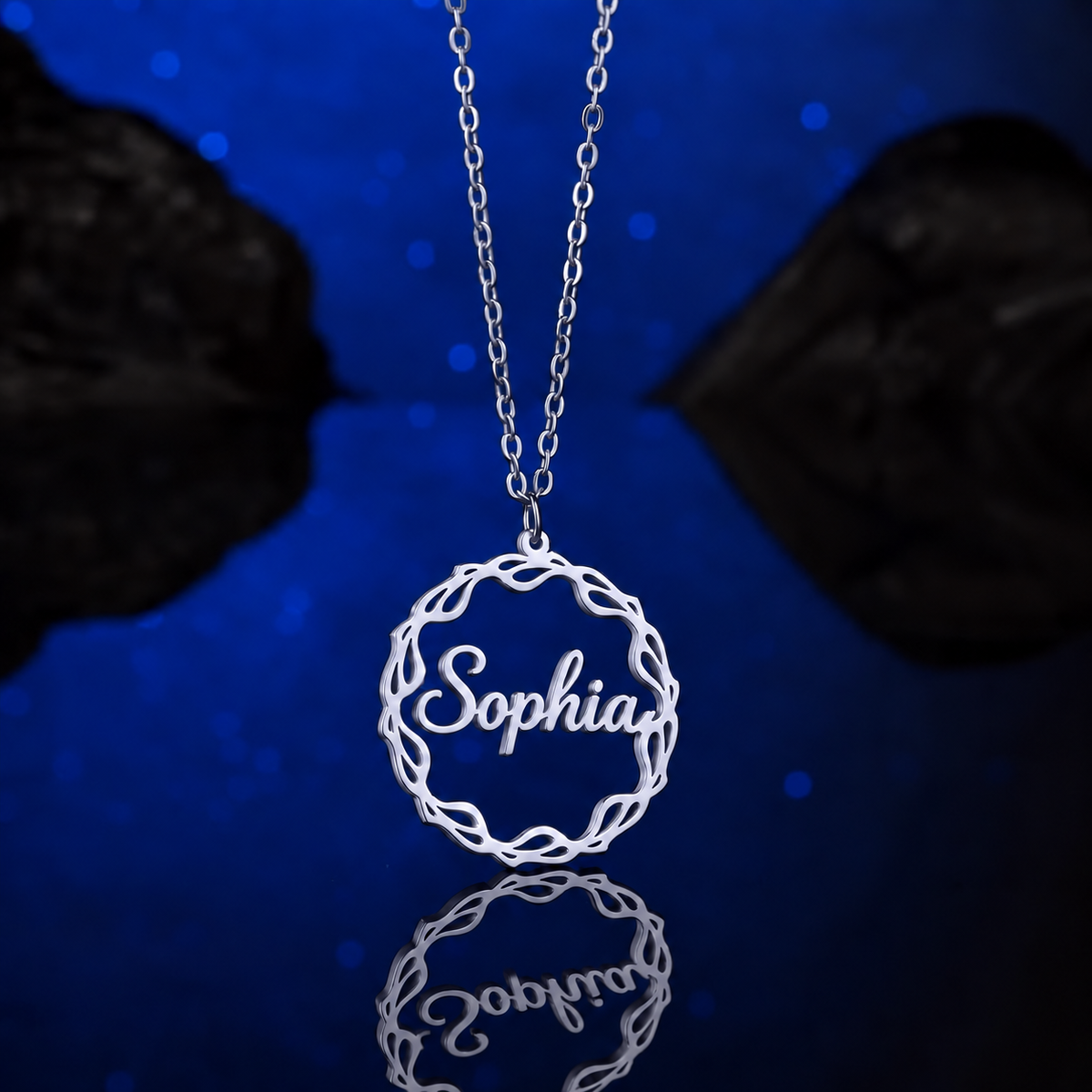 Collier prénom personnalisé enfant avec médaillon entrelacé de 2,5 cm
argenté fond noir sophia