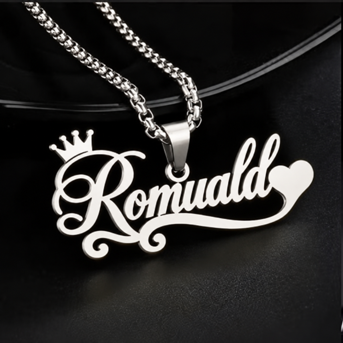 Collier SOUVERAIN argenté personnalisé avec le prénom Romuald, motif couronne et cœur FOND noir