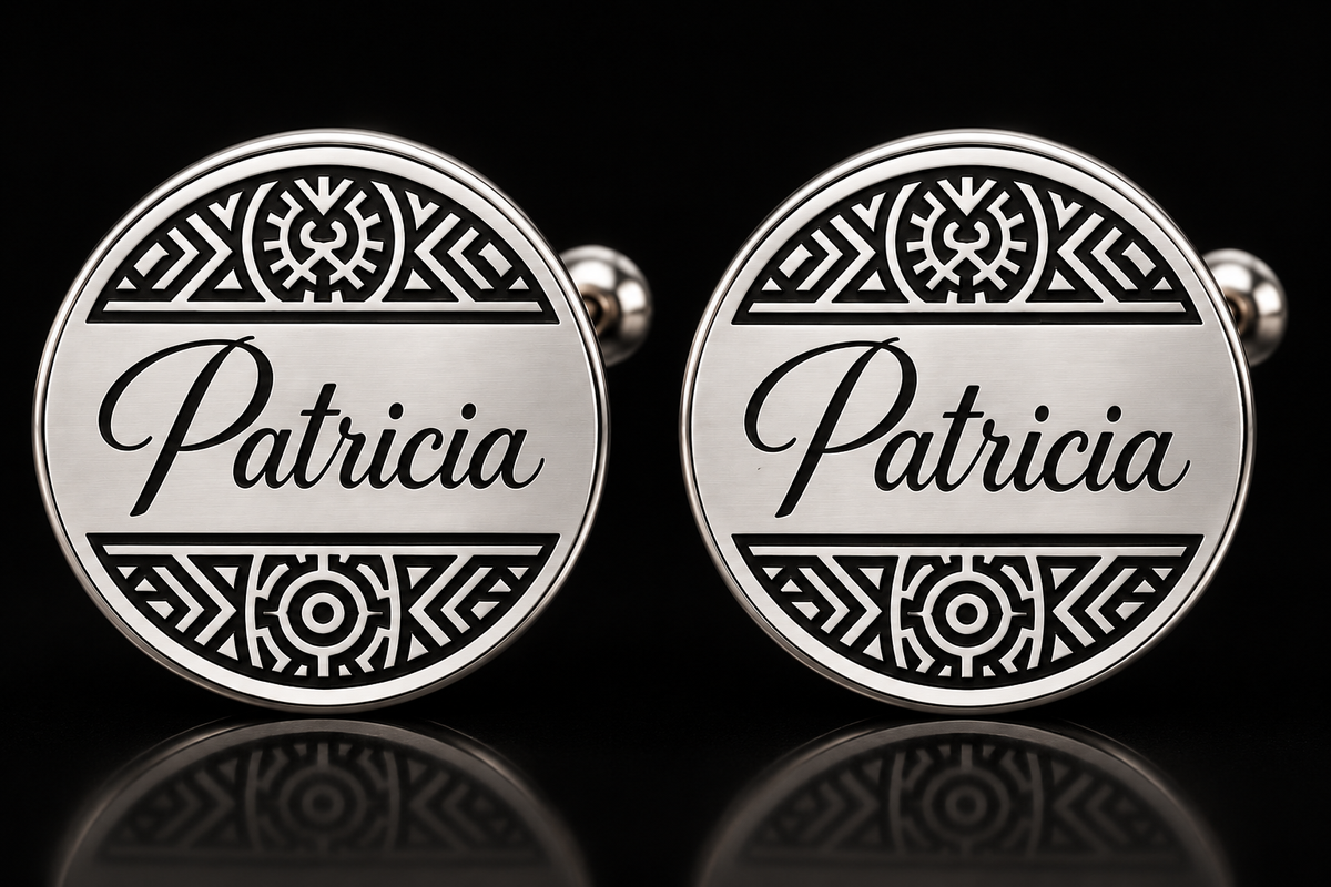Boucles d’oreilles ROYALE argent personnalisées avec prénom Patricia et motifs graphiques fond noir