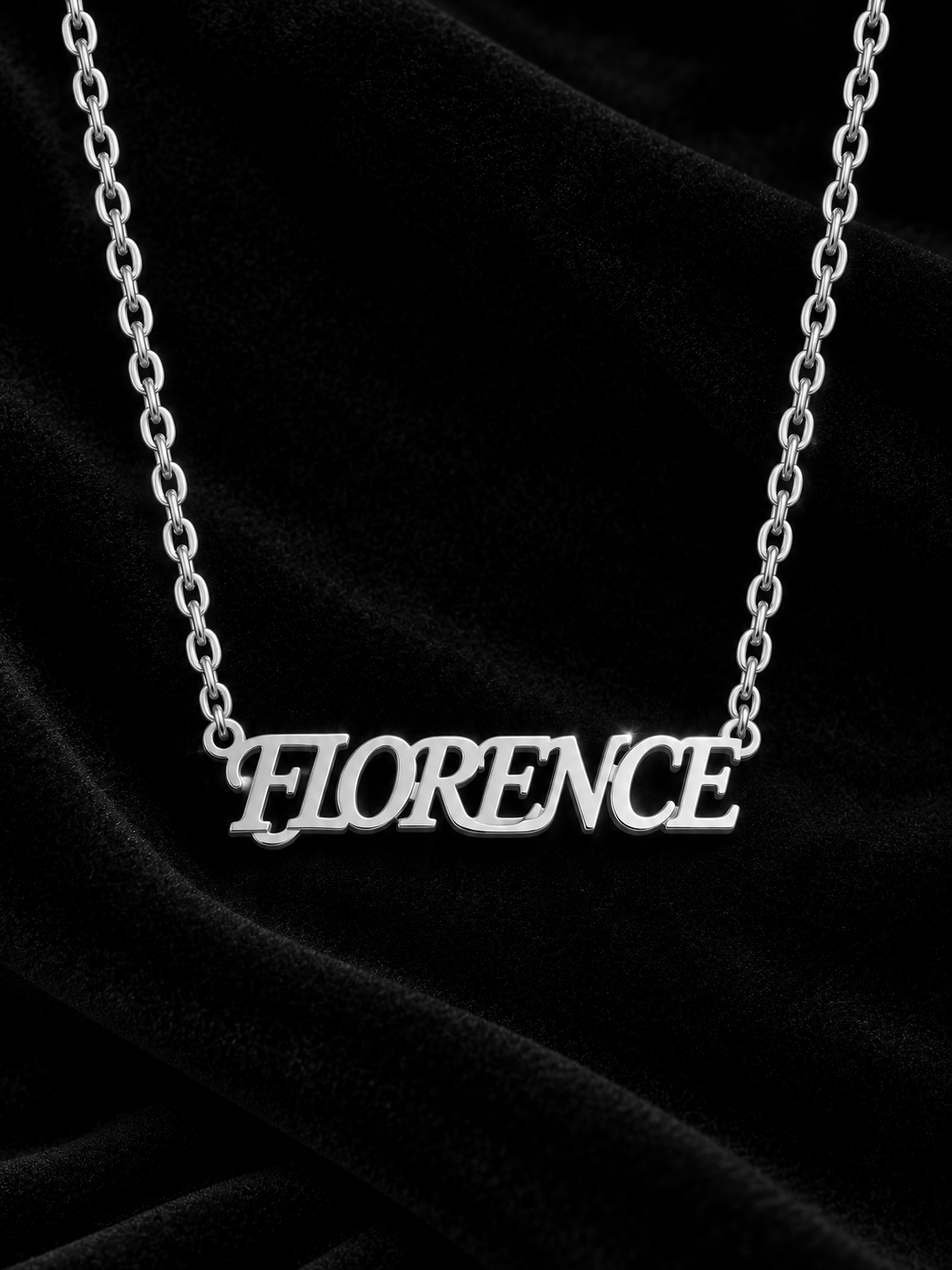 Collier PRÉSENCE argenté personnalisé avec prénom FLORENCE en lettres majuscules fond noir