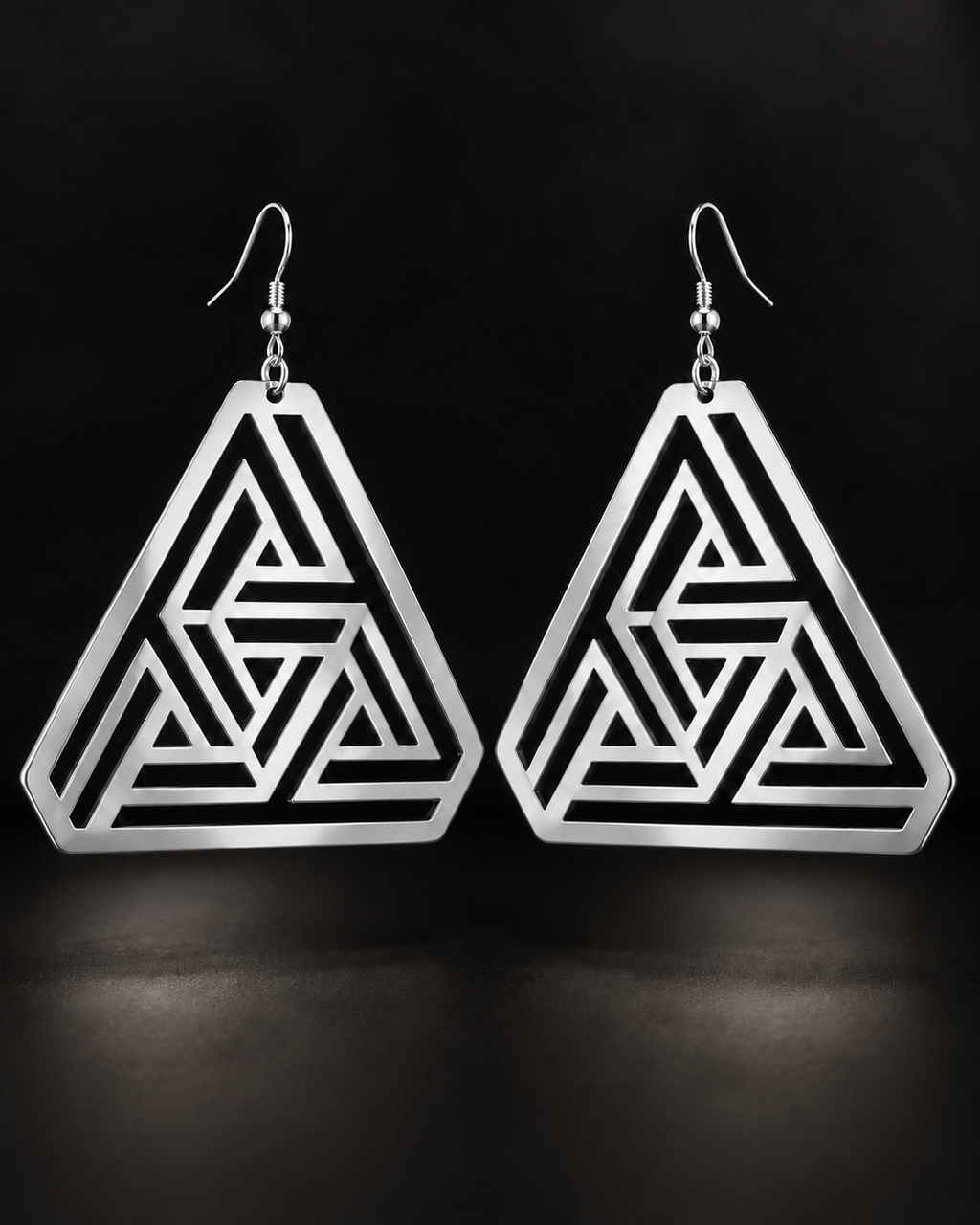 Boucles d’oreilles LABYRINTHE argenté géométriques grand format 10 cm fond noir