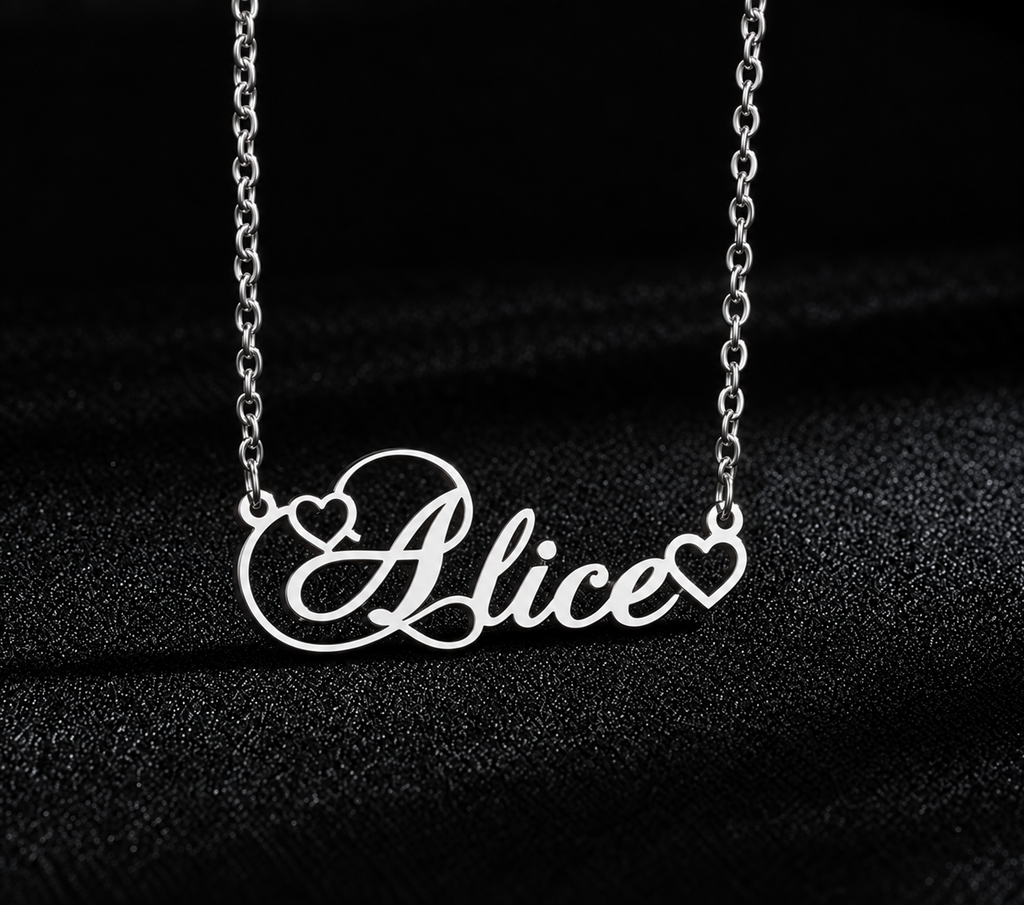 collier prénom personnalisé argenté modèle ALICE avec petits cœurs fond noir argenté