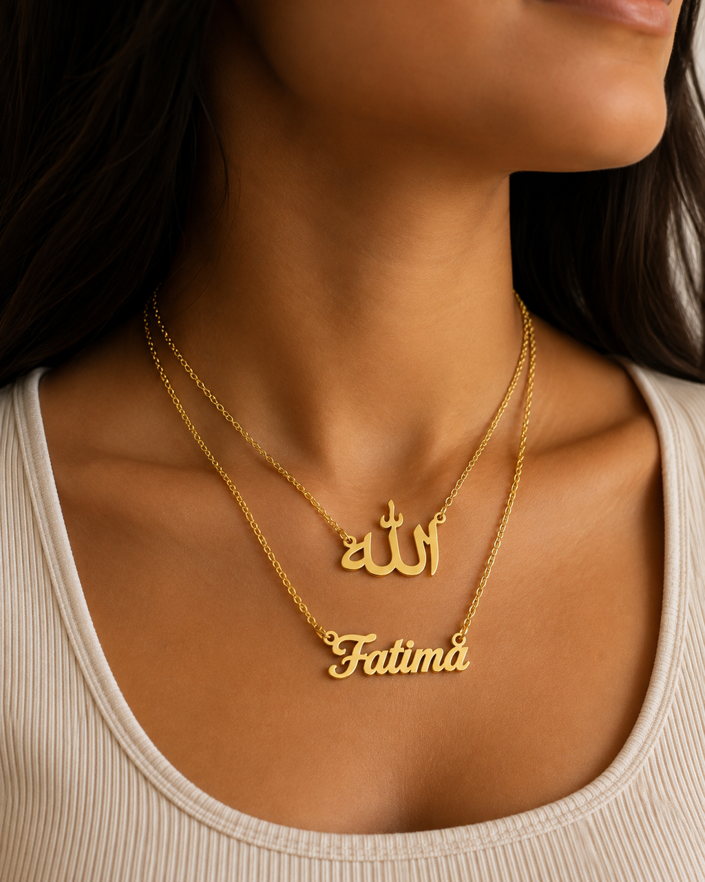 Collier SÉRÉNITÉ doré avec inscription Allah et prénom Fatima personnalisé porté