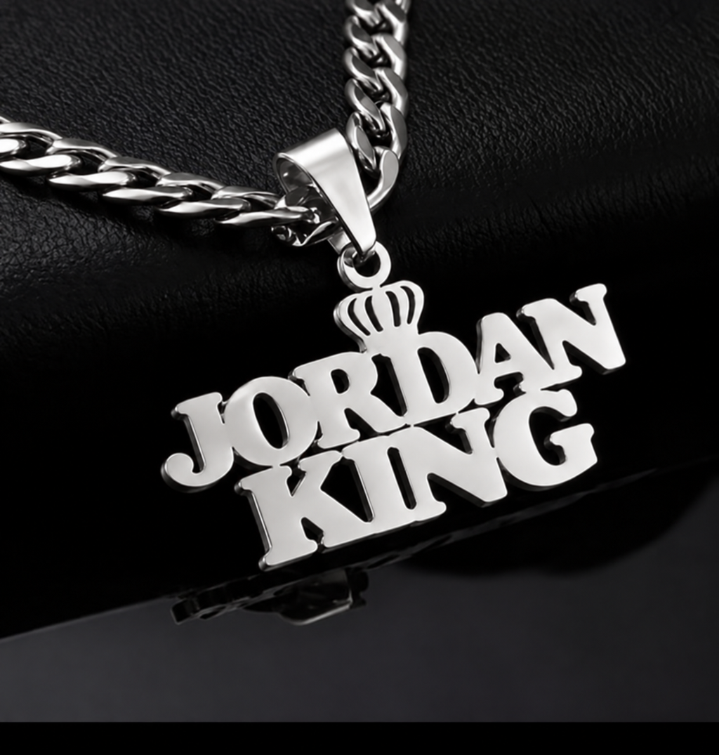 Collier KING argenté personnalisé avec le texte Jordan King et motif couronne fond noir