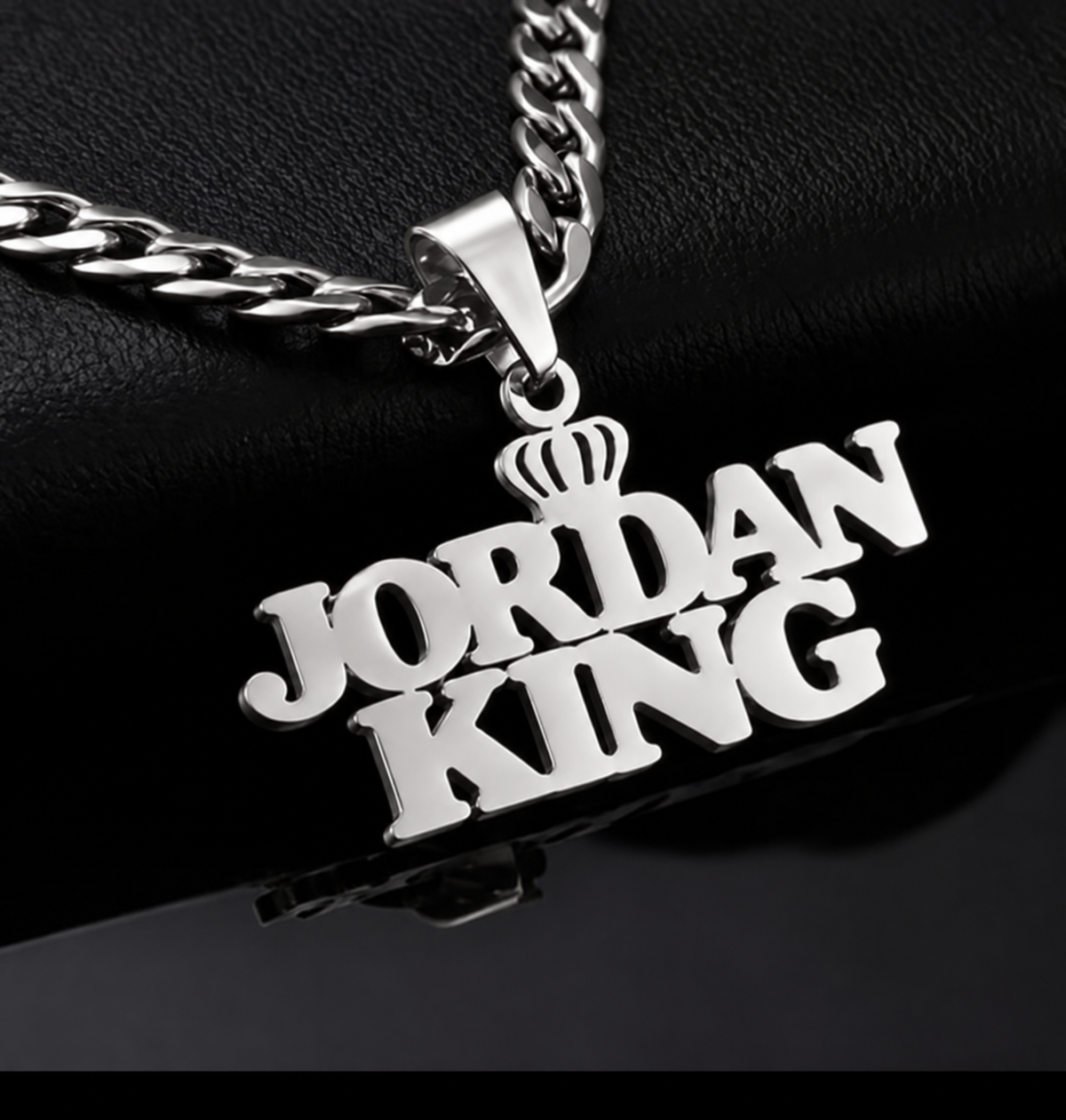 Collier KING argenté personnalisé avec le texte Jordan King et motif couronne fond noir