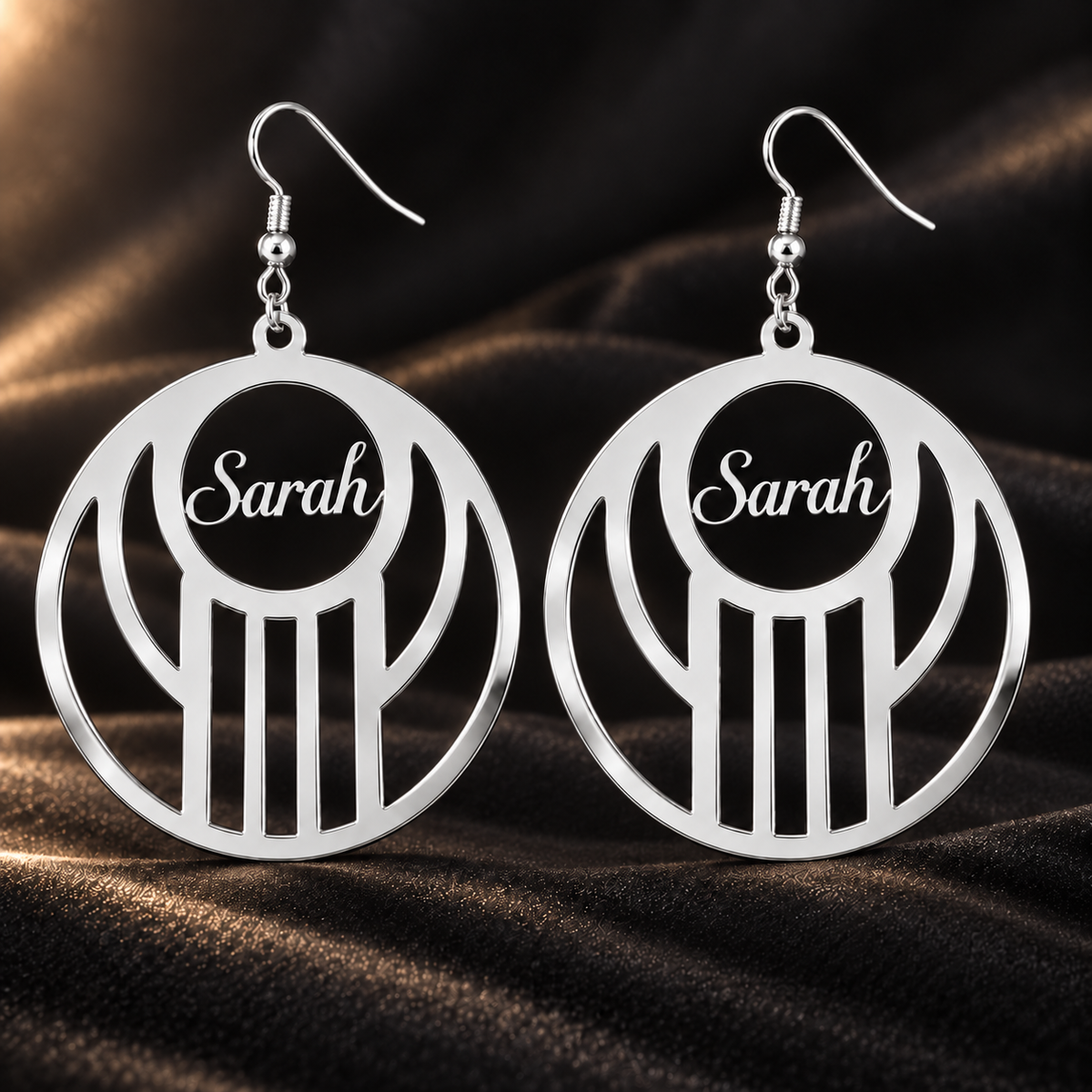 Boucles d’oreilles STRUCTURE argenté géométriques personnalisées avec prénom Sarah 8 cm fond noir