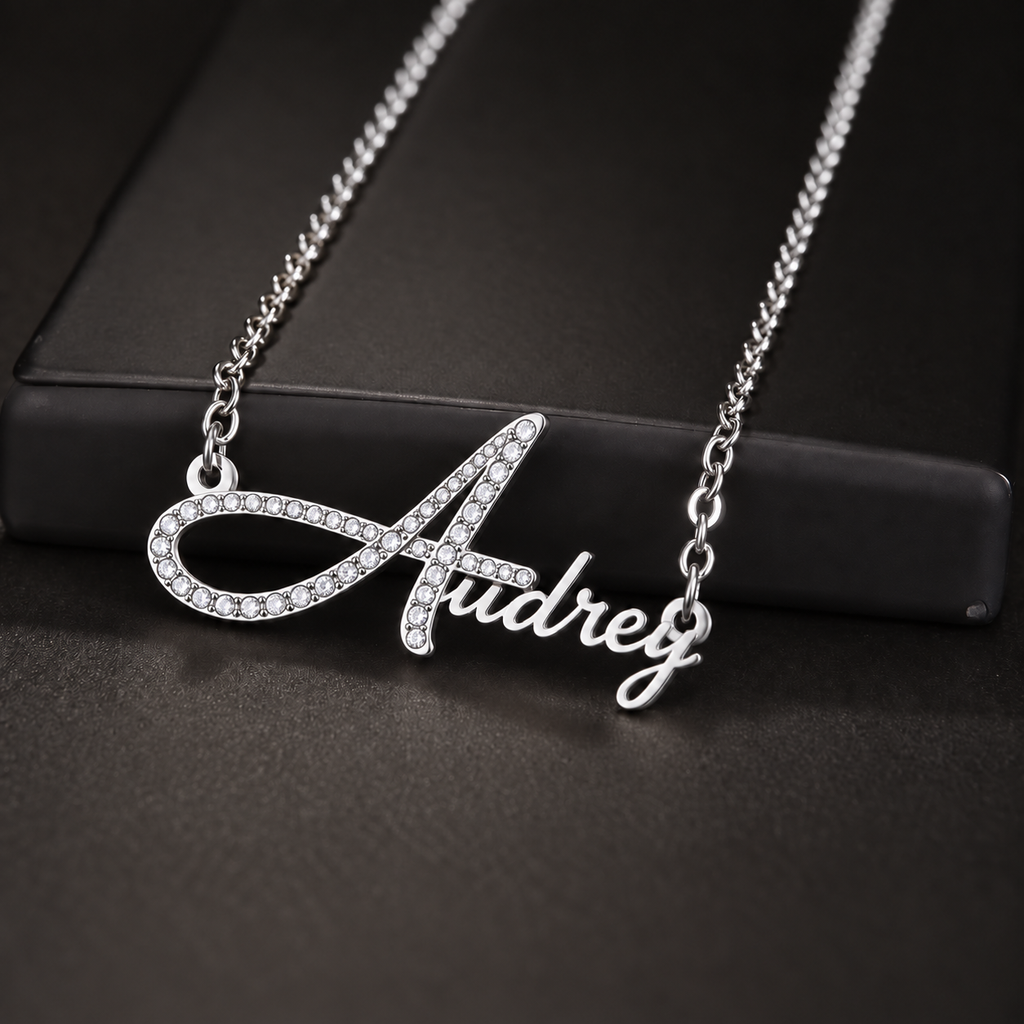 Collier DOUCEUR argenté personnalisé avec grande initiale A sertie et prénom Audrey fond noir