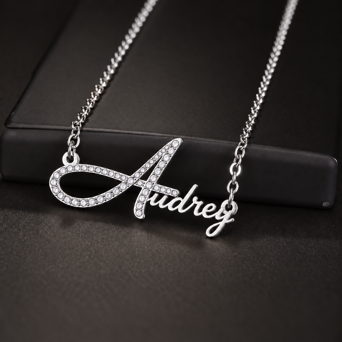Collier DOUCEUR argenté personnalisé avec grande initiale A sertie et prénom Audrey fond noir