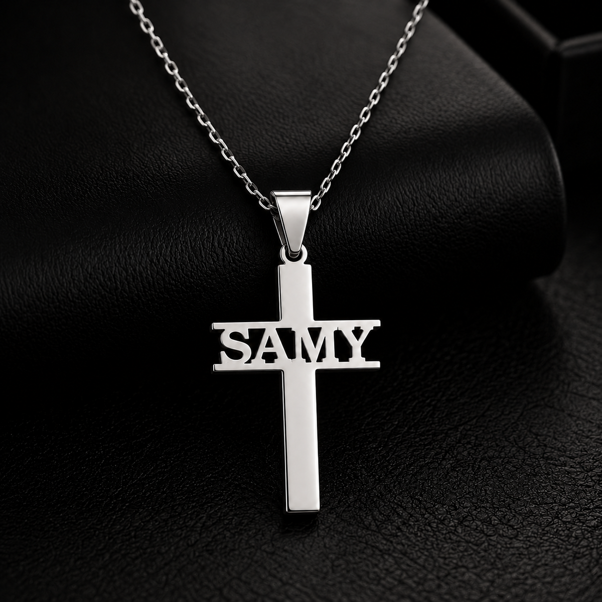 Collier croix avec prénom personnalisé enfant – modèle REPÈRE fond noir argenté