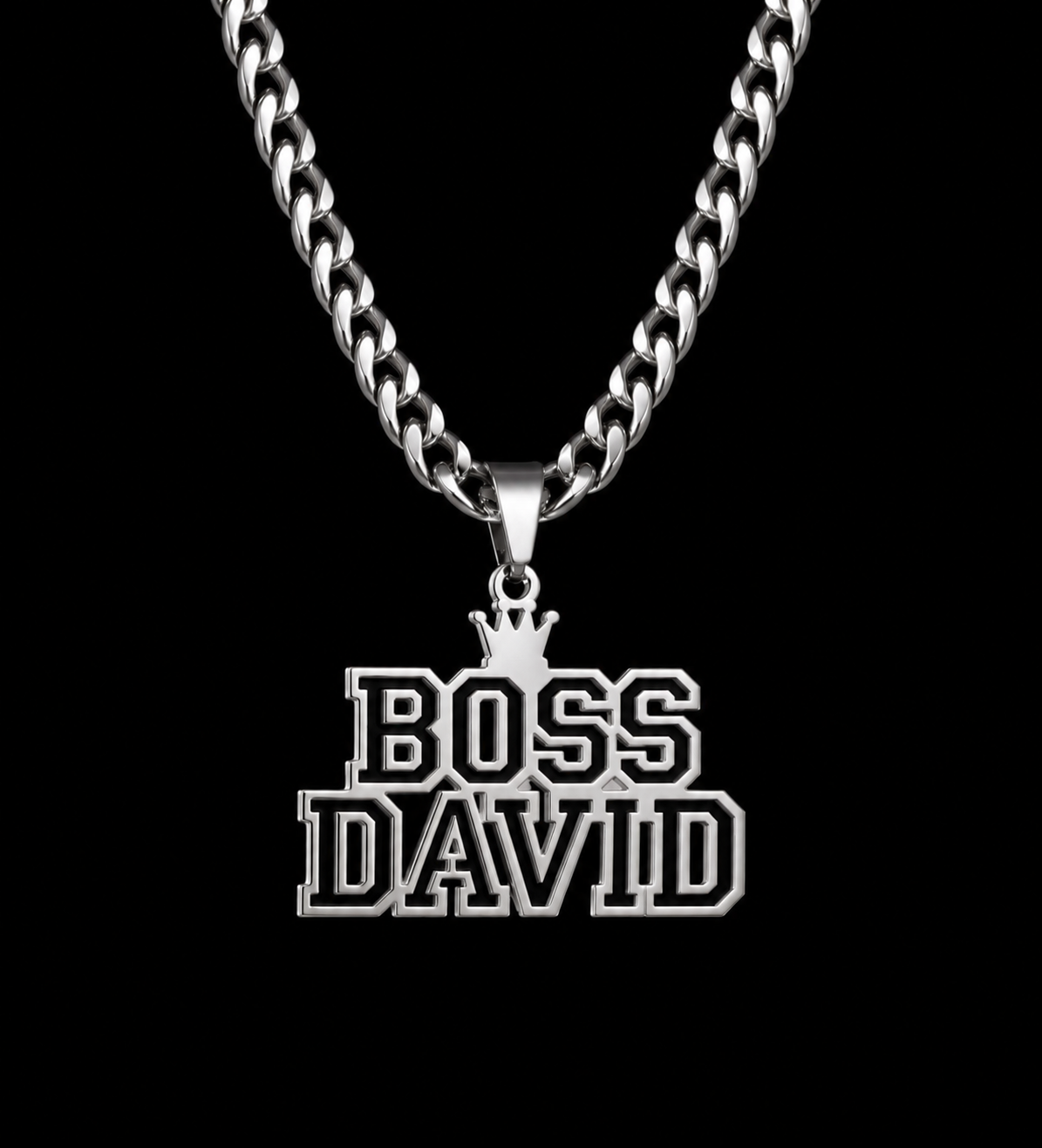 Collier DAVID argenté personnalisé avec le texte Boss David et motif couronne fond noir
