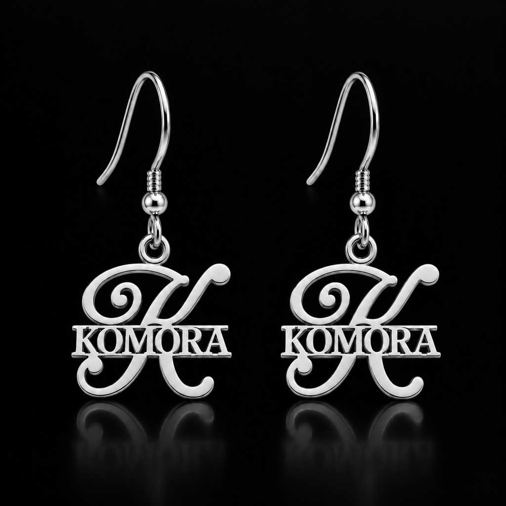 Boucles d’oreilles KOMORA argenté personnalisées avec grande initiale K et prénom Komora fond noir