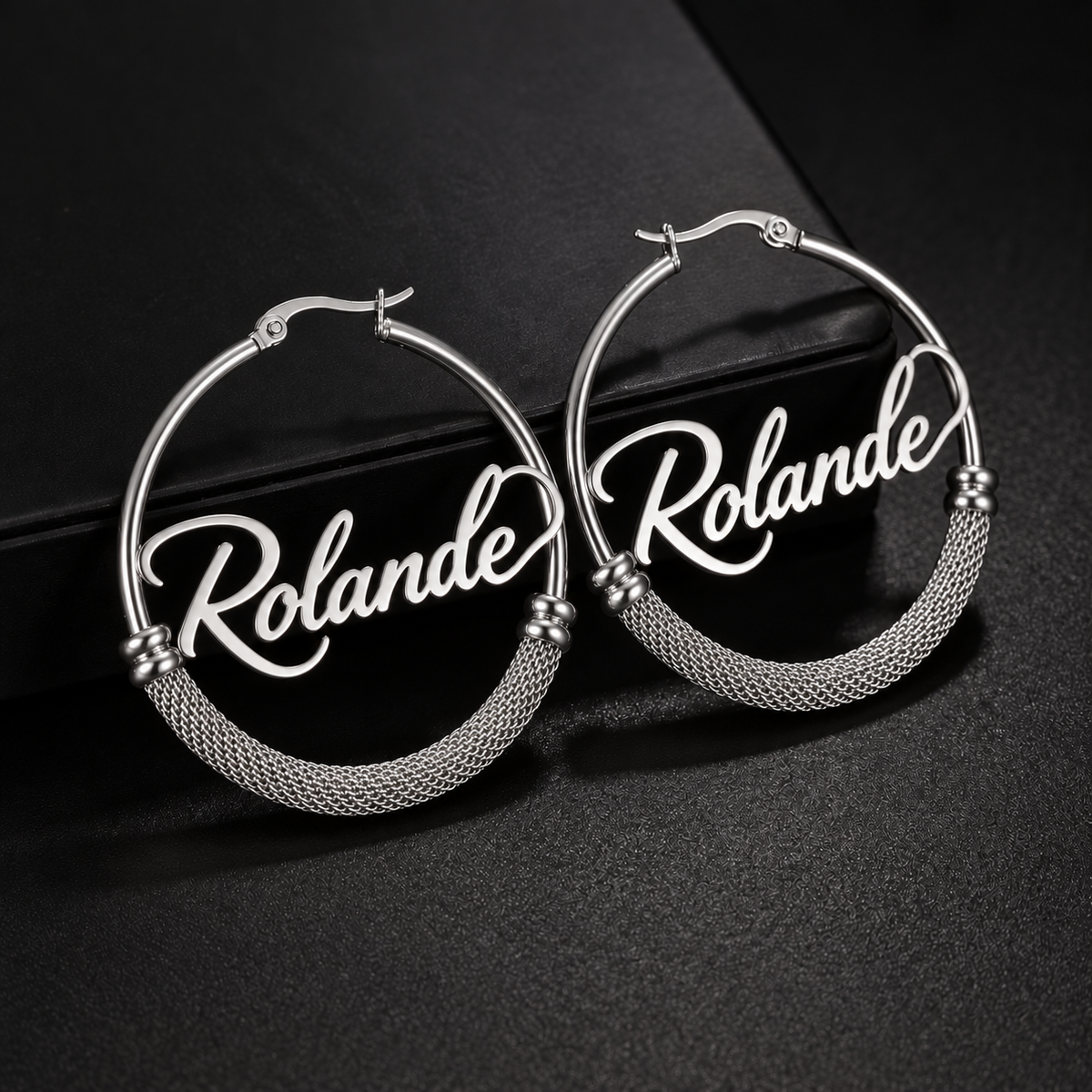 Boucles d’oreilles AUDACE argenté créoles personnalisées avec prénom Rolande fond noir