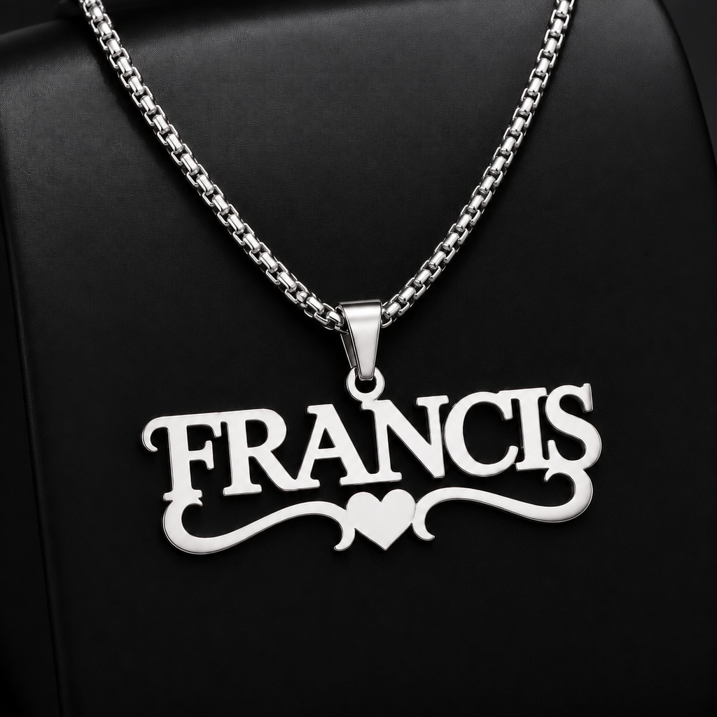 Collier CŒUR argenté personnalisé avec le prénom Francis, motif cœur et arabesque fond noir