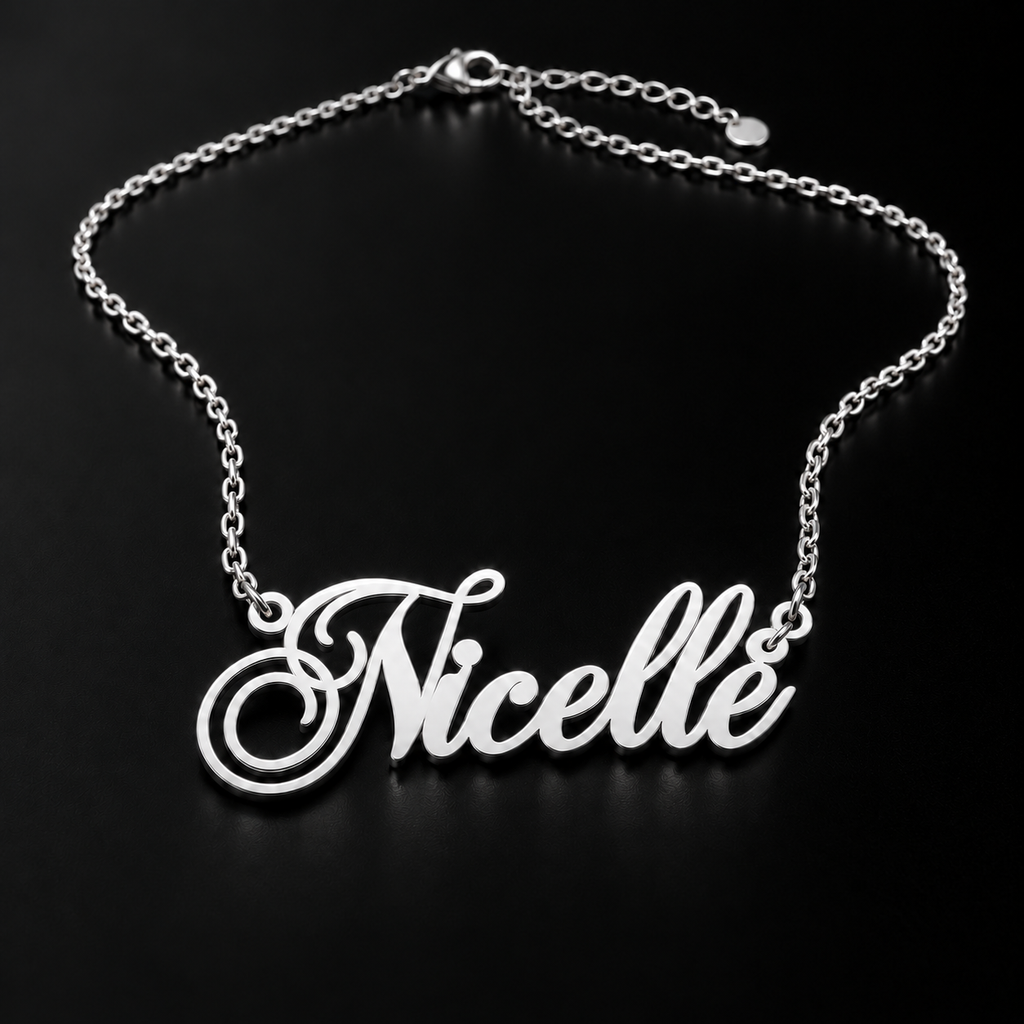 Collier NICELLE argenté personnalisé avec prénom en écriture élégante sur fond noir