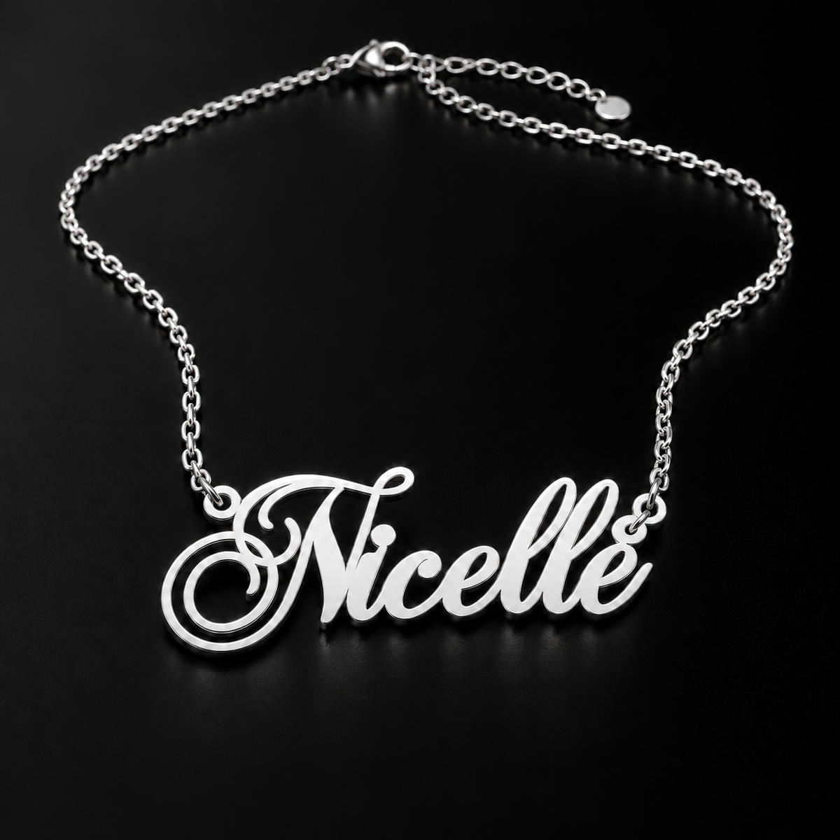 Collier NICELLE argenté personnalisé avec prénom en écriture élégante sur fond noir