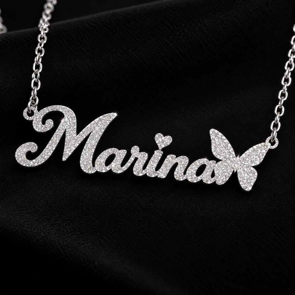 Collier prénom personnalisé fille avec cœur et papillon – SCINTILLANTE argenté fond blanc