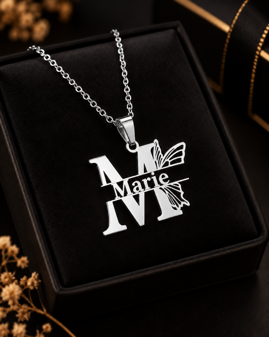 Collier ENVOL argenté personnalisé avec grande initiale M prénom Marie et motif papillon fond noir