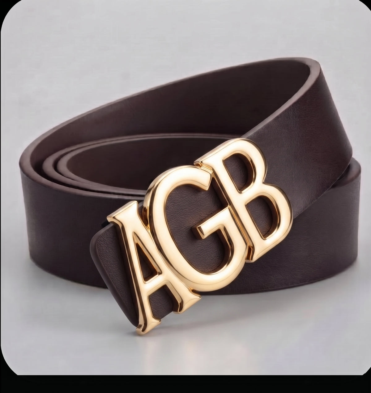 Ceinture IDENTITÉ chocolat personnalisée avec les initiales AGB et boucle dorée