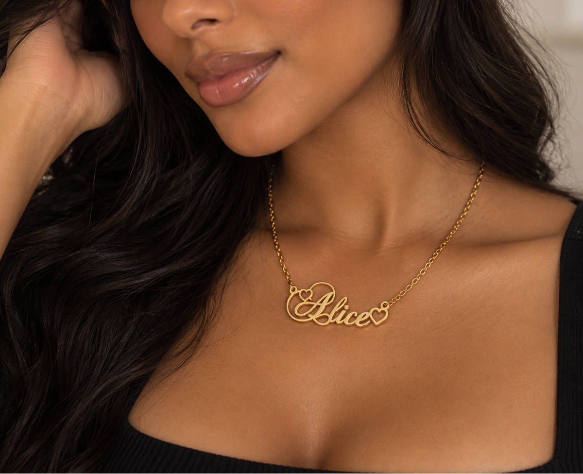 collier prénom personnalisé doré modèle ALICE avec petits cœurs porté
