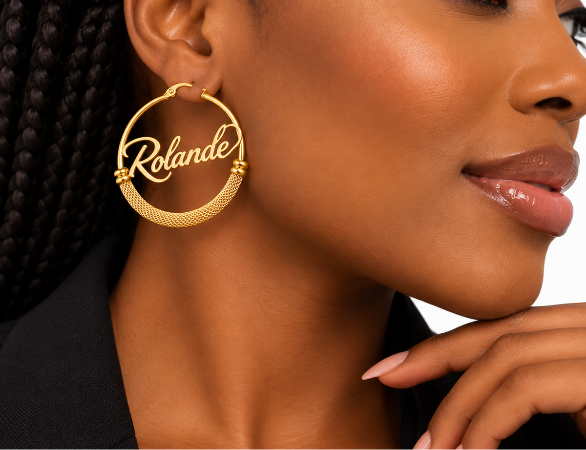 Boucles d’oreilles AUDACE dorées créoles personnalisées avec prénom Rolande porté