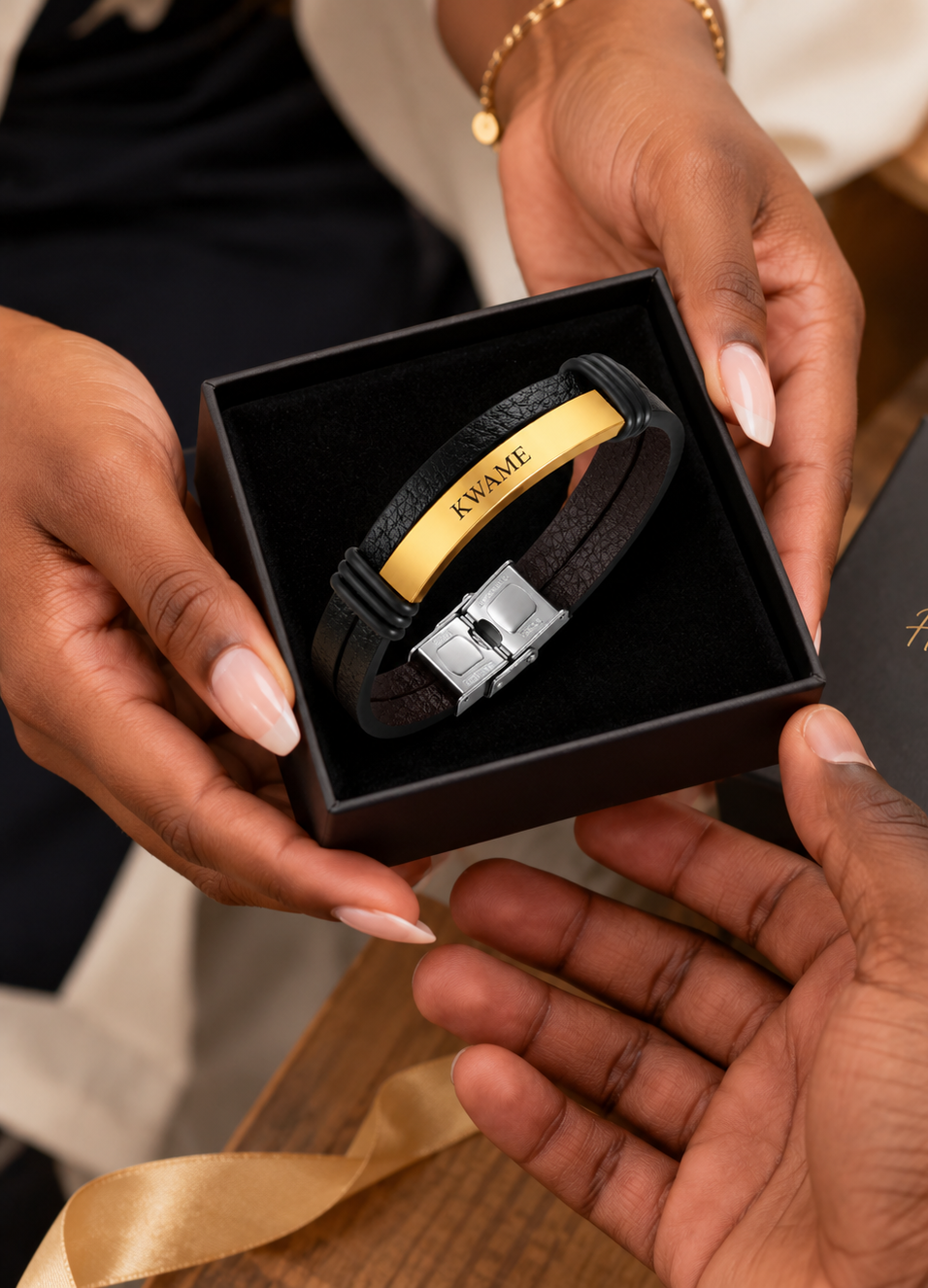 Bracelet ESSENTIEL en cuir noir personnalisé avec prénom et plaque dorée a offrir