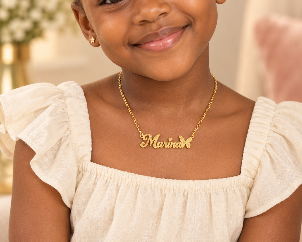 Collier prénom personnalisé fille avec cœur et papillon – SCINTILLANTE doré porté