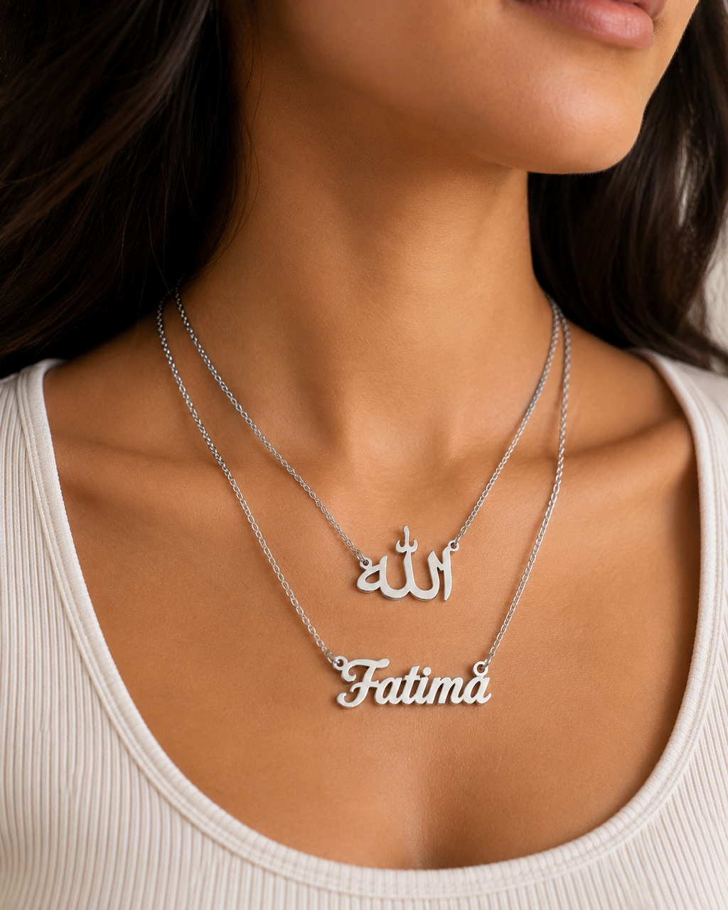 Collier SÉRÉNITÉ argenté avec inscription Allah et prénom Fatima personnalisé porté