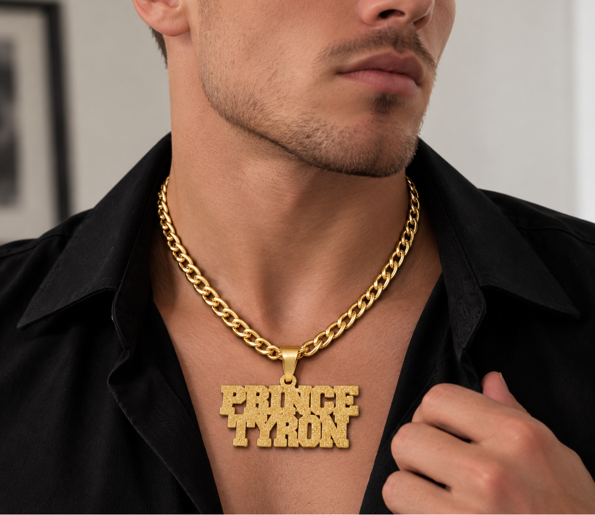  Collier ÉCLAT doré personnalisé avec le texte Prince Tyron et finition brillante texturée porté