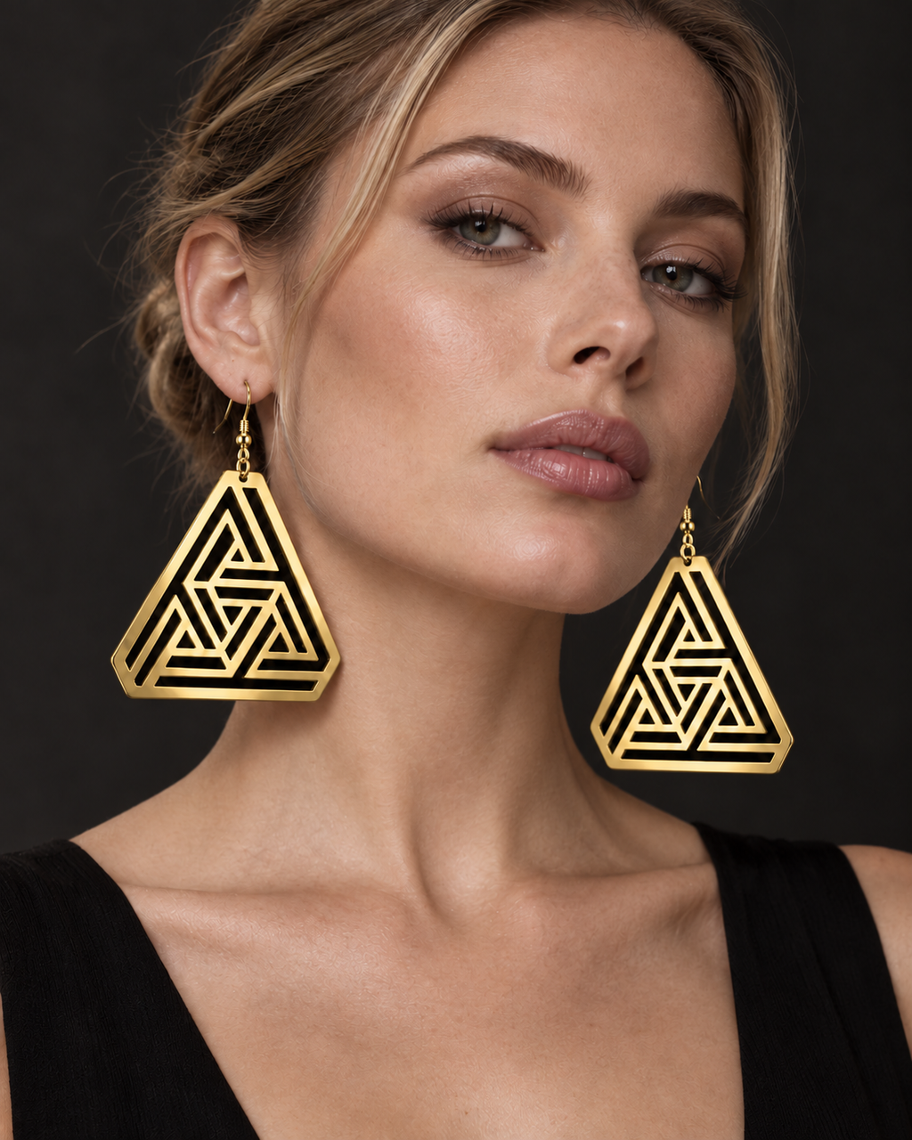 Boucles d’oreilles LABYRINTHE doré géométriques grand format 10 cm porté