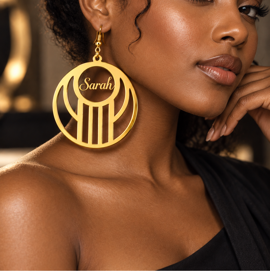 Boucles d’oreilles STRUCTURE dorées géométriques personnalisées avec prénom Sarah 8 cm porté