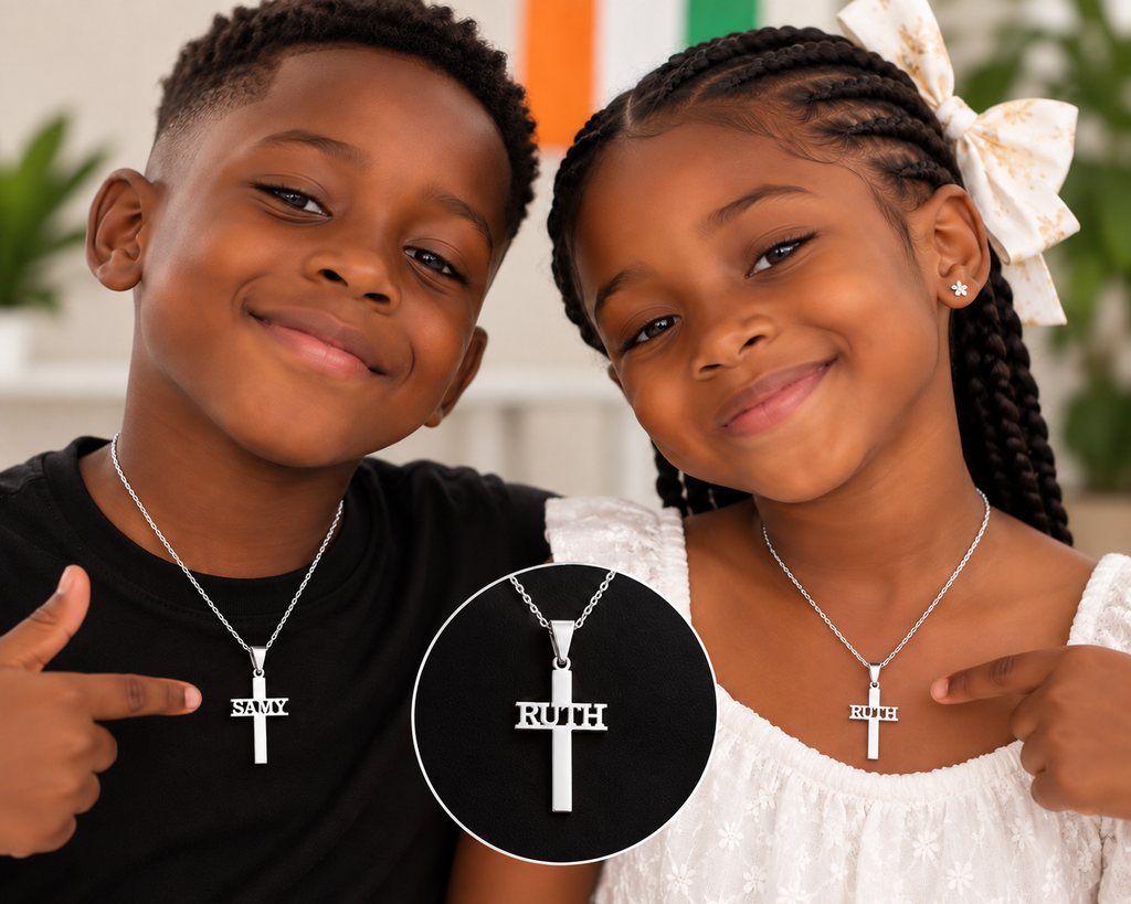 Collier croix avec prénom personnalisé enfant – modèle REPÈRE porté argenté