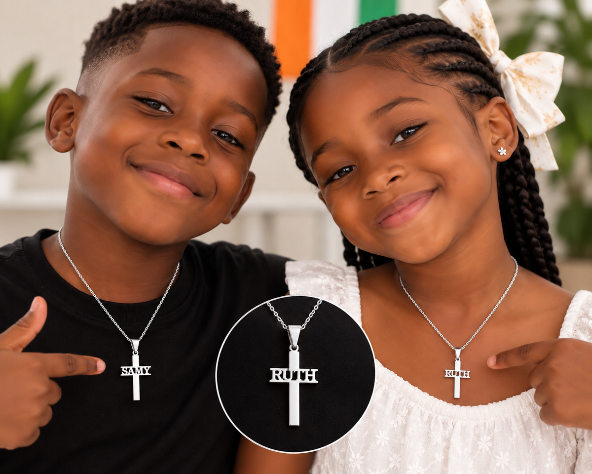 Collier croix avec prénom personnalisé enfant – modèle REPÈRE porté argenté